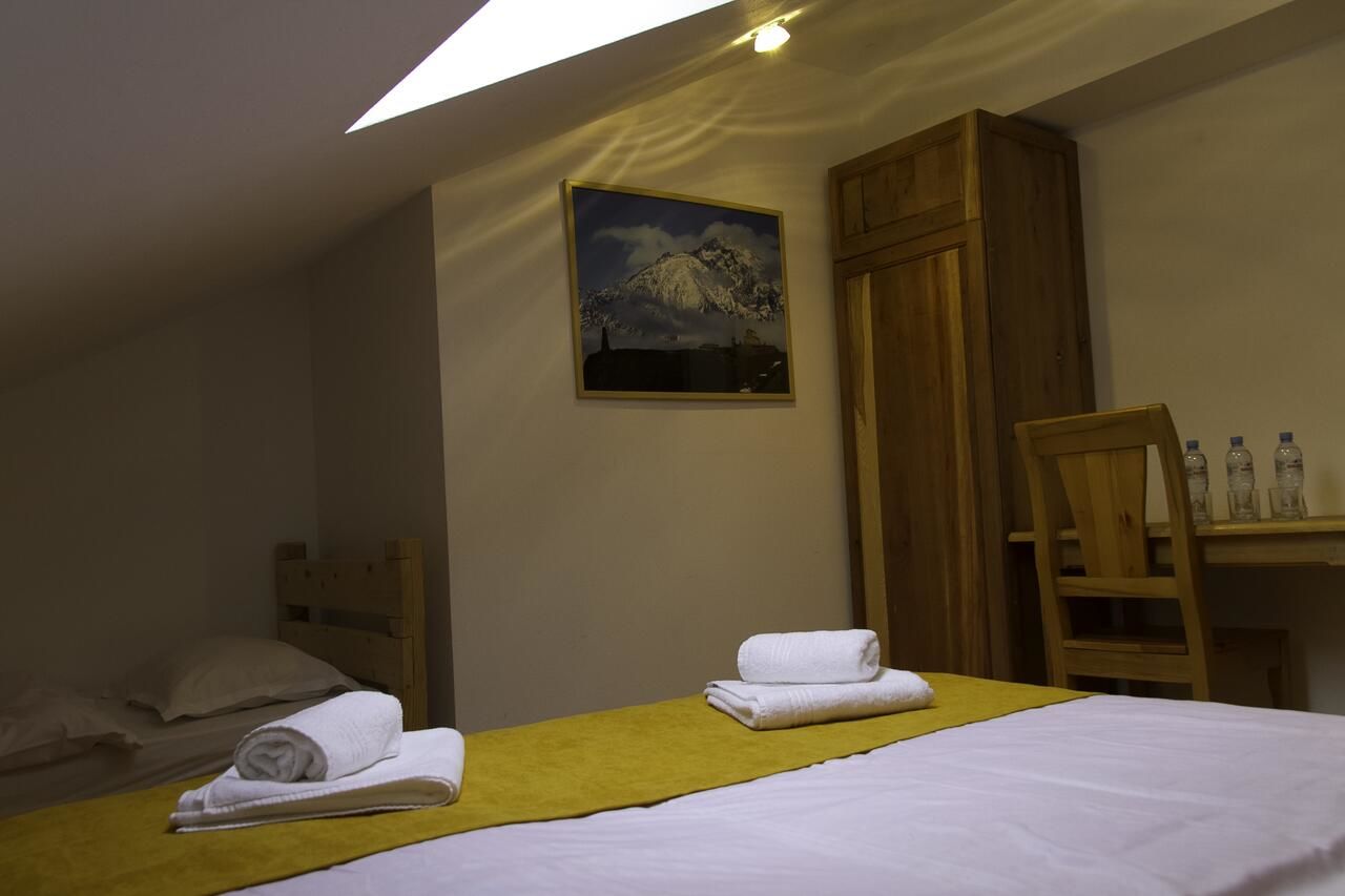 Отель Alpenhaus Kazbegi Hotel & Restaurant Степанцминда