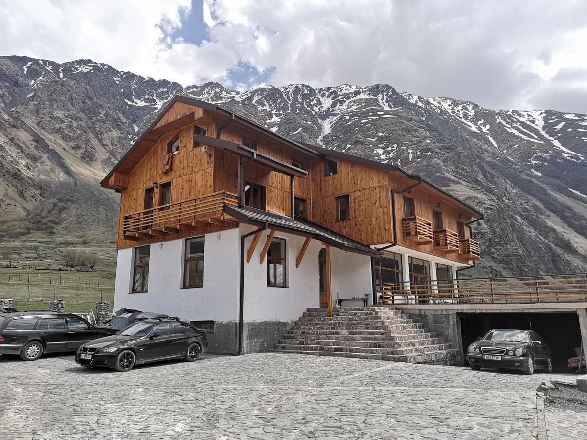 Отель Alpenhaus Kazbegi Hotel & Restaurant Степанцминда