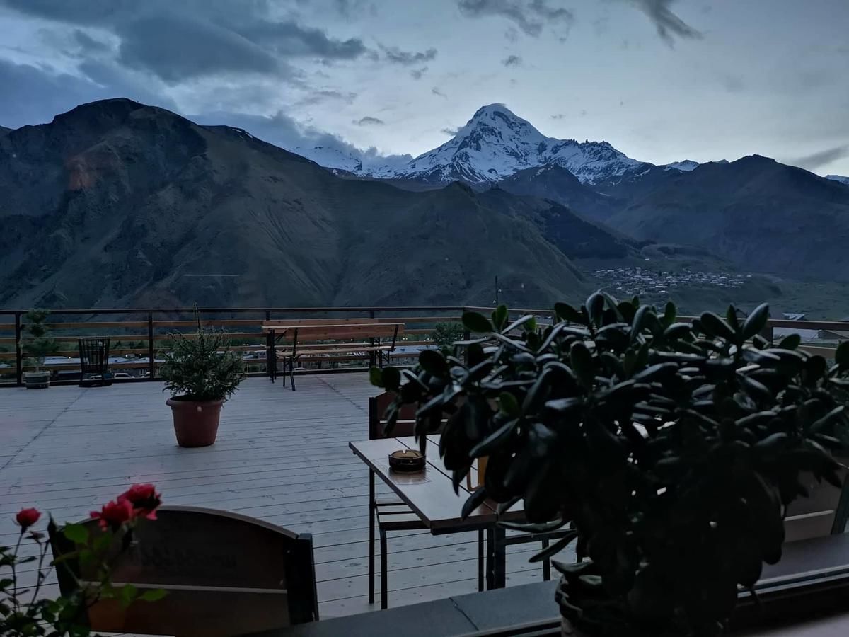 Отель Alpenhaus Kazbegi Hotel & Restaurant Степанцминда