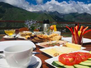 Отель Alpenhaus Kazbegi Hotel & Restaurant Степанцминда Трехместный номер с общей ванной комнатой-1