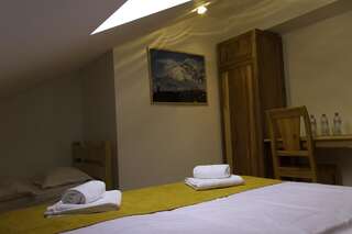 Отель Alpenhaus Kazbegi Hotel & Restaurant Степанцминда Трехместный номер с общей ванной комнатой-1