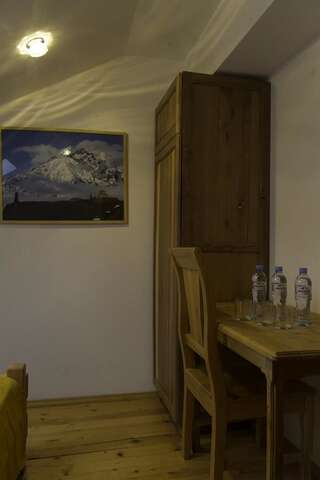 Отель Alpenhaus Kazbegi Hotel & Restaurant Степанцминда Трехместный номер с общей ванной комнатой-2