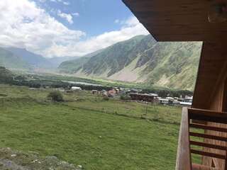 Отель Alpenhaus Kazbegi Hotel & Restaurant Степанцминда Трехместный номер с балконом-1